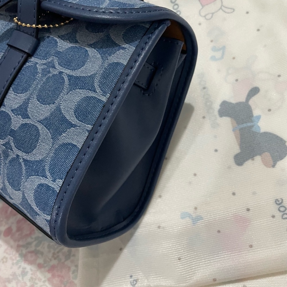 Coach Light Blue Signature Denim Shoulder Bag with Tan Tag - Picture 4 of 6